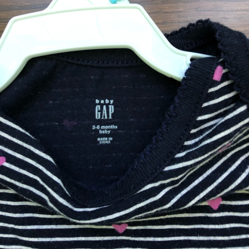 Baby GAP long sleeve ruffle shirt - Picture 3 of 3